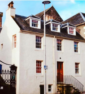 Jacobite's Retreat, 17th century cottage in the heart of Inverness
